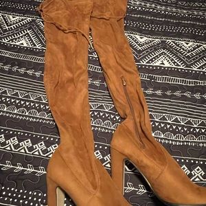 Knee high wedge boots. Good condition, no scuff marks. Worn once. Caramel.